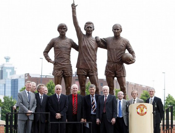 Памятник легендарным футболистам Манчестер Юнайтед